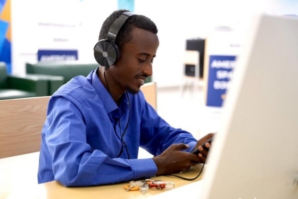 在明亮現(xiàn)代的信息技術閱覽室，當地讀者正在沉浸式學習，塔里克·易卜拉欣攝