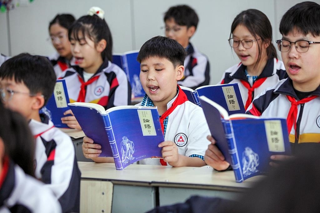 △2025年4月21日，河南焦作，學(xué)生們在誦讀《論語》。