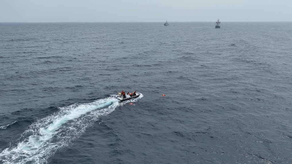 4月23日，中越海警開展海上聯(lián)合搜救演練，模擬營救落水人員。（中國海警供圖）