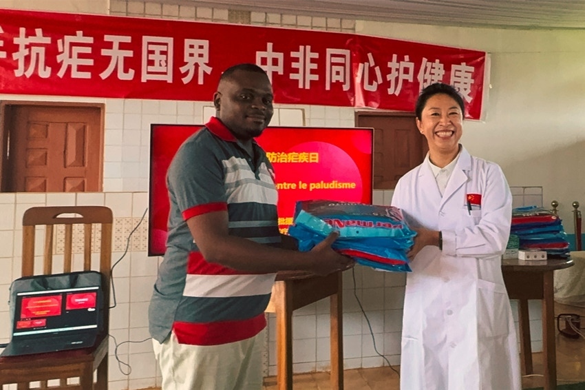 【3】贈送抗瘧物資。中國（山西）第24批援喀麥隆姆巴爾馬尤醫(yī)療隊 供圖