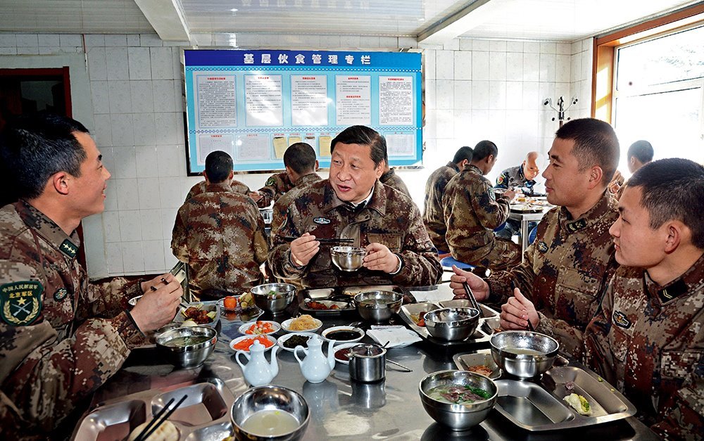 2014年1月26日，習(xí)近平主席專程來到內(nèi)蒙古軍區(qū)邊防某部，親切看望慰問戍邊官兵。這是在連隊食堂，習(xí)近平主席同戰(zhàn)士們一起用餐。