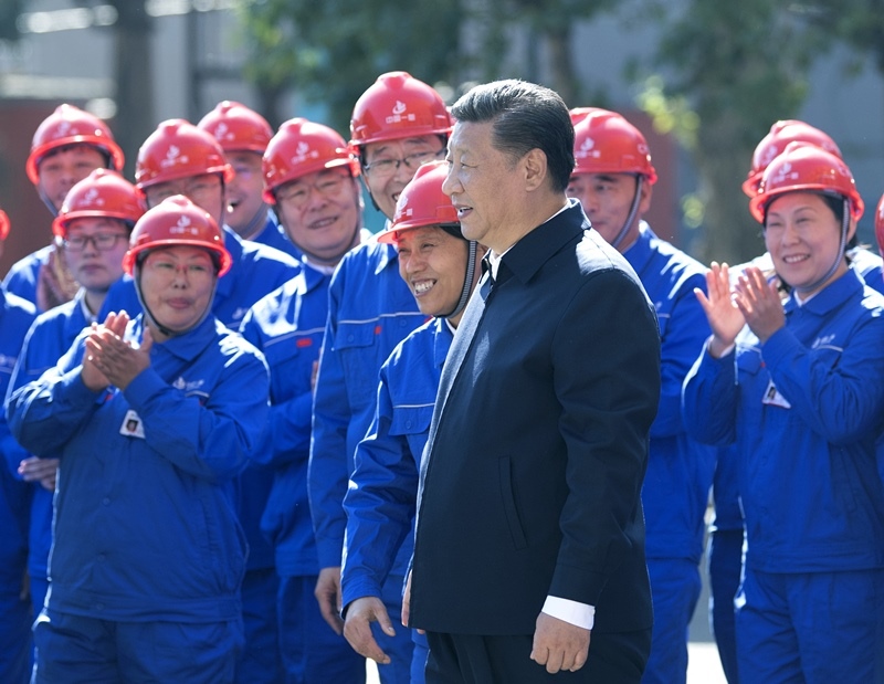 2018年9月26日，在中國(guó)一重集團(tuán)，習(xí)近平總書(shū)記走到工人中間，同大家親切交流。