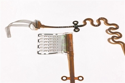 新開(kāi)發(fā)的ABI旨在輕柔地貼合腦組織，提高信號(hào)精度和患者舒適度。圖片來(lái)源：瑞士洛桑聯(lián)邦理工學(xué)院