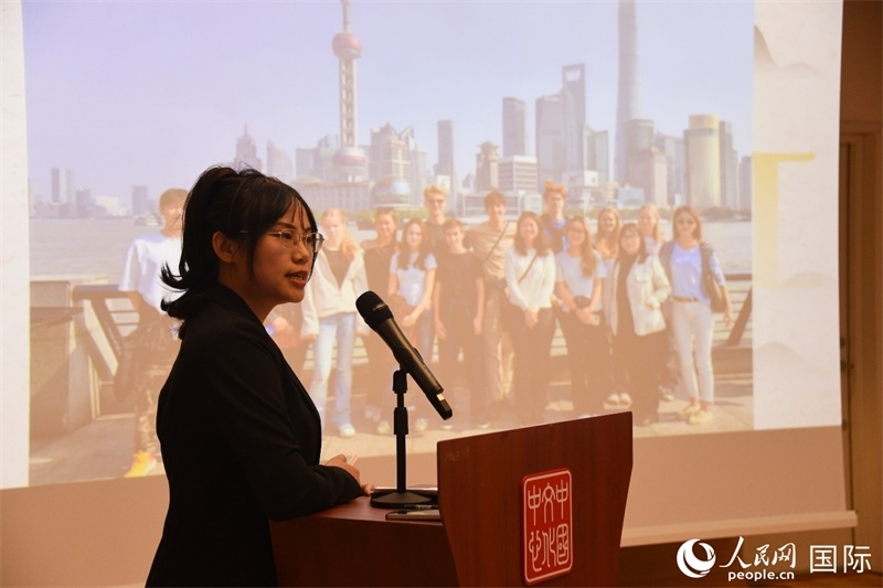 斯德哥爾摩考試中心經(jīng)理陳曦介紹“漢語(yǔ)水平考試”情況。人民網(wǎng)記者 殷淼攝