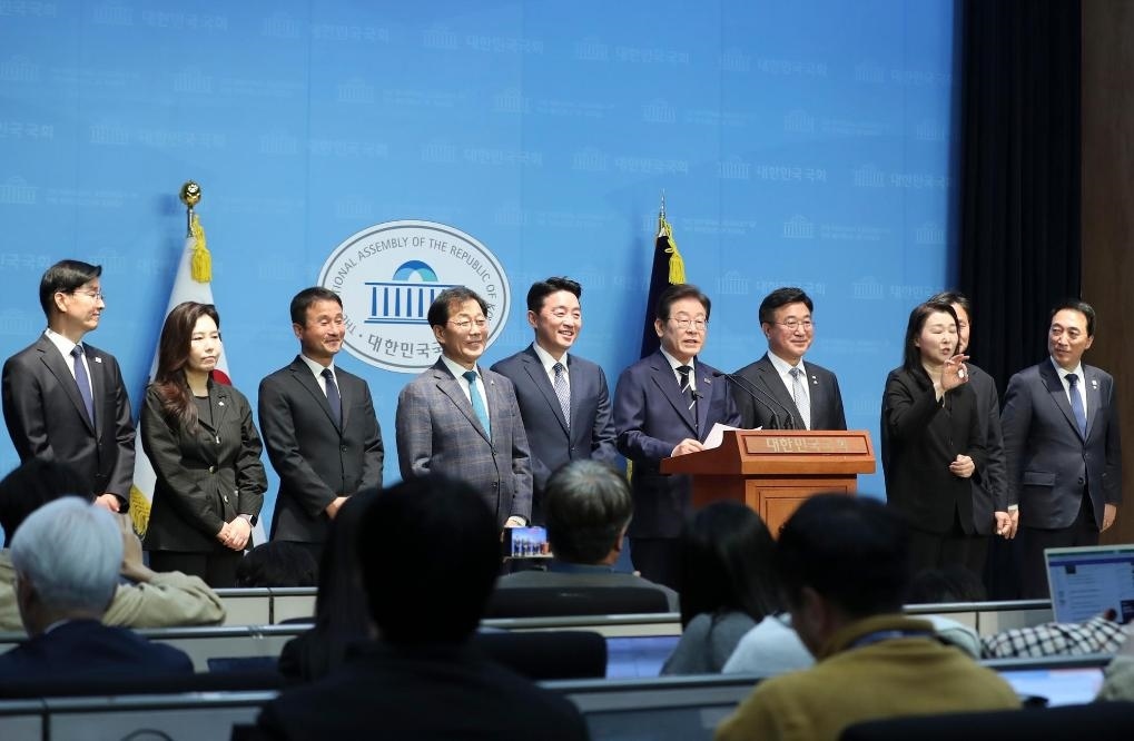 4月11日，李在明在韓國(guó)首爾舉行的新聞發(fā)布會(huì)上介紹他的總統(tǒng)競(jìng)選團(tuán)隊(duì)。新華社記者姚琪琳攝