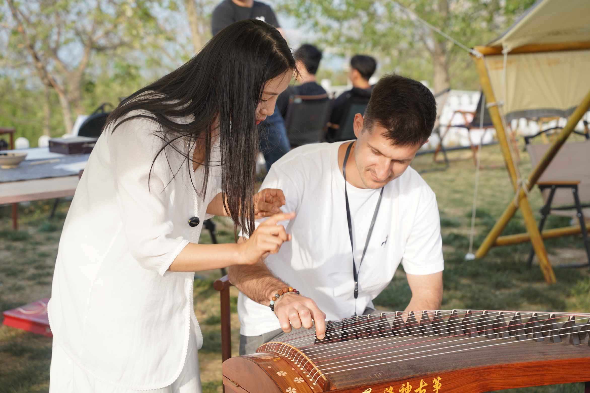 外媒體記者古箏體驗(yàn)。主辦方供圖