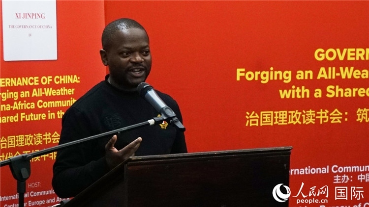 約翰內斯堡大學非洲中國研究中心研究員葛迪恩·吉通加在讀書會上發(fā)言。人民網(wǎng) 劉暢攝