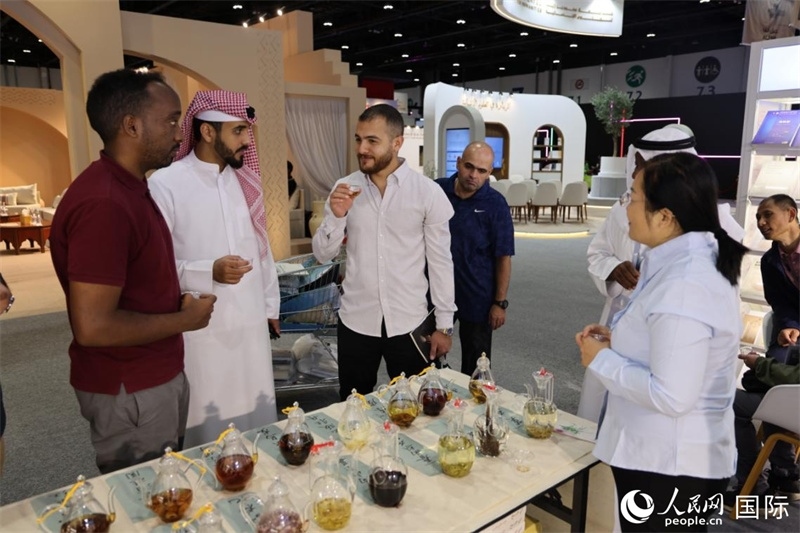 在“閱讀中國(guó)”館，當(dāng)?shù)刈x者通過品味中國(guó)茶，了解中國(guó)文化。人民網(wǎng)記者 張志文攝