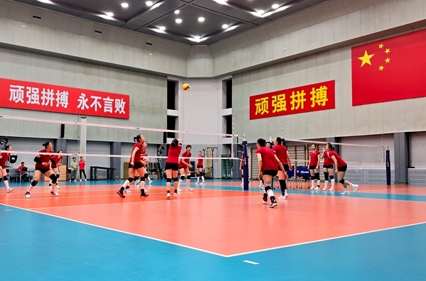 4月28日，中國女排在主教練趙勇的帶領(lǐng)下進行訓(xùn)練。人民網(wǎng)記者 胡雪蓉攝
