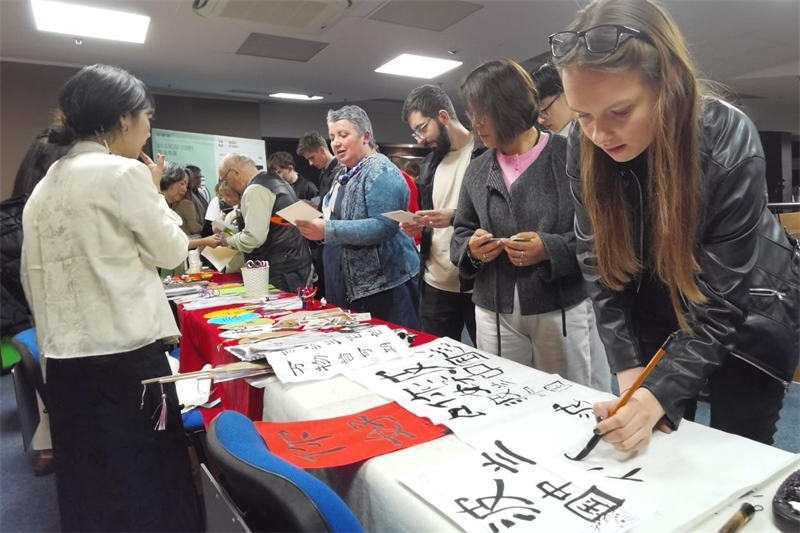 現(xiàn)場來賓體驗中國傳統(tǒng)文化。中國駐波蘭大使館供圖。