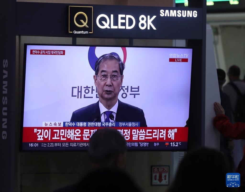 5月1日，在韓國首爾火車站，民眾觀看韓德洙辭職的新聞。新華社記者 姚琪琳 攝