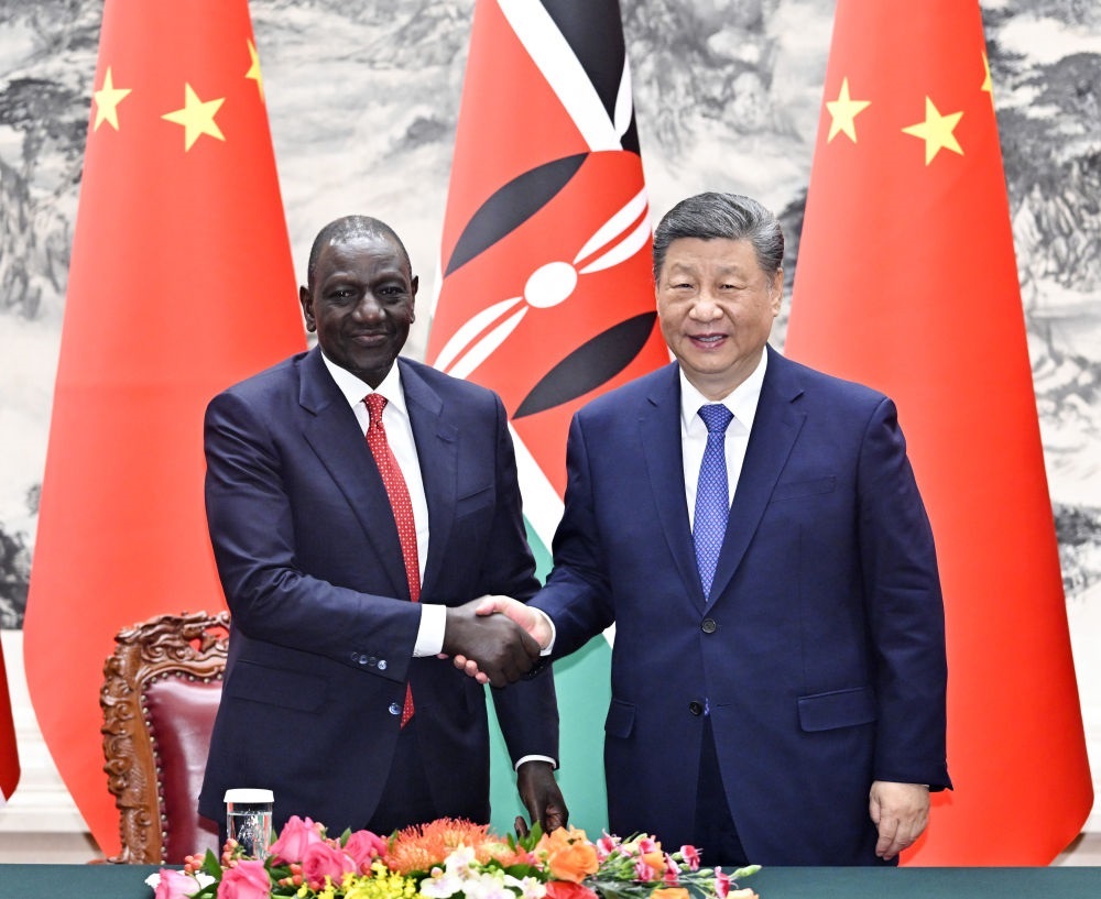 4月24日上午，國家主席習(xí)近平在北京人民大會(huì)堂同來華進(jìn)行國事訪問的肯尼亞總統(tǒng)魯托舉行會(huì)談。這是習(xí)近平同魯托握手。新華社記者 岳月偉 攝