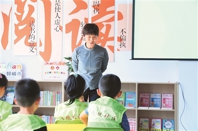 田桂月帶領孩子共讀繪本《點》。李澤罡攝