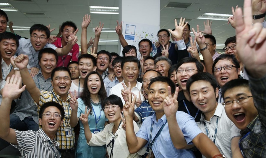 2013年8月29日，習(xí)近平總書記在東軟集團(tuán)（大連）有限公司同年輕員工親切合影。新華社記者 鞠鵬 攝