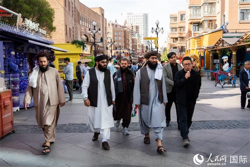 代表團(tuán)在新疆國際大巴扎參觀。人民網(wǎng)記者 章凱風(fēng)攝