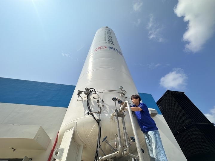 陳恩偉在海南商業(yè)航天發(fā)射場(chǎng)技術(shù)區(qū)罐區(qū)進(jìn)行液氮轉(zhuǎn)注前準(zhǔn)備。新華社記者 陳凱姿 攝