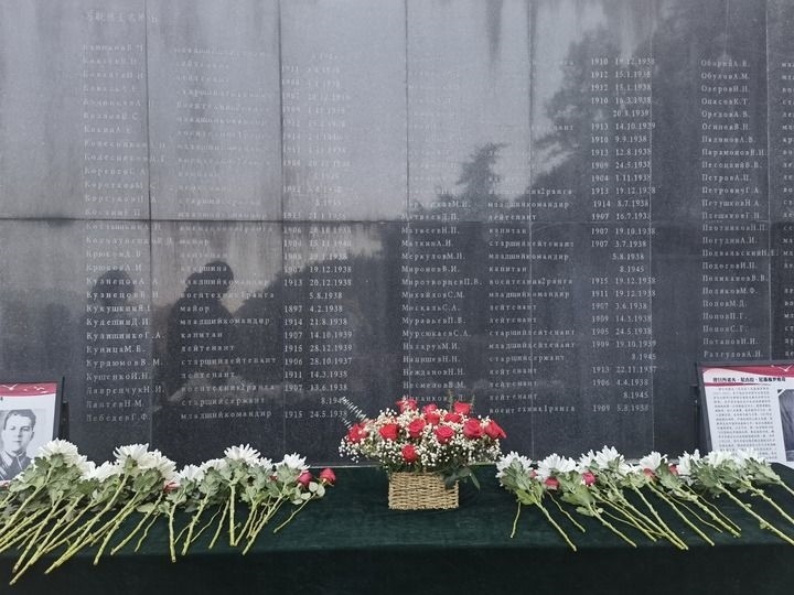 在南京抗日航空烈士紀(jì)念館鐫刻有蘇聯(lián)籍抗日航空英烈名錄的紀(jì)念碑前，擺放著人們獻(xiàn)上的鮮花（2024年11月22日攝）。新華社記者 邱冰清 攝