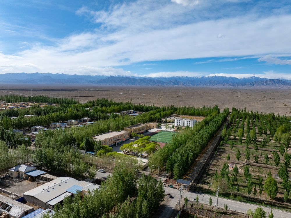 這是4月23日在新疆克州阿圖什市哈拉峻鄉(xiāng)拍攝的謝依特小學（無人機照片）。