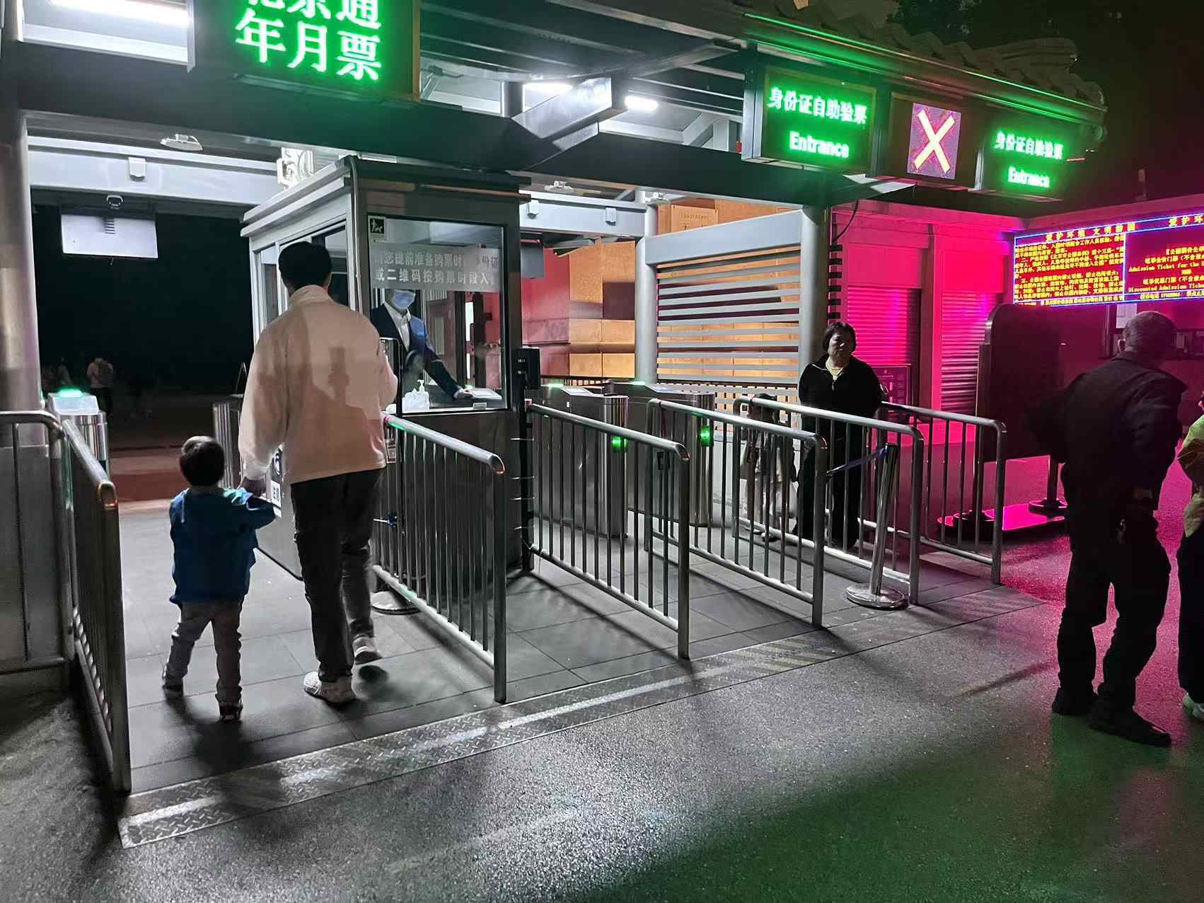 北京天壇公園延長(zhǎng)開(kāi)放時(shí)間，游客進(jìn)入游覽。人民網(wǎng)記者 李楠樺攝