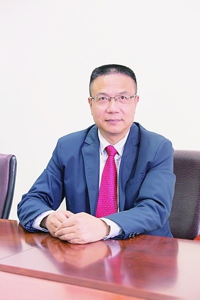 徐飛 教授、博士生導師。歷任上海交通大學副校長、西南交通大學校長、上海財經(jīng)大學常務副校長，現(xiàn)任福耀科技大學常務副校長。國務院政府特殊津貼專家。先后兼任中國鐵道學會副理事長，中國管理學會組織與戰(zhàn)略專業(yè)委員會副主任，教育部高等學校創(chuàng)新創(chuàng)業(yè)教育指導委員會副主任，中國高等教育學會創(chuàng)新創(chuàng)業(yè)教育分會理事長，中國高質(zhì)量MBA教育認證（CAMEA）工作委員會副主任，中國職業(yè)技術(shù)教育學會副會長等。主要研究領域為戰(zhàn)略管理、競爭戰(zhàn)略與博弈論、創(chuàng)新創(chuàng)業(yè)、跨文化戰(zhàn)略領導力等。出版著作20余部。