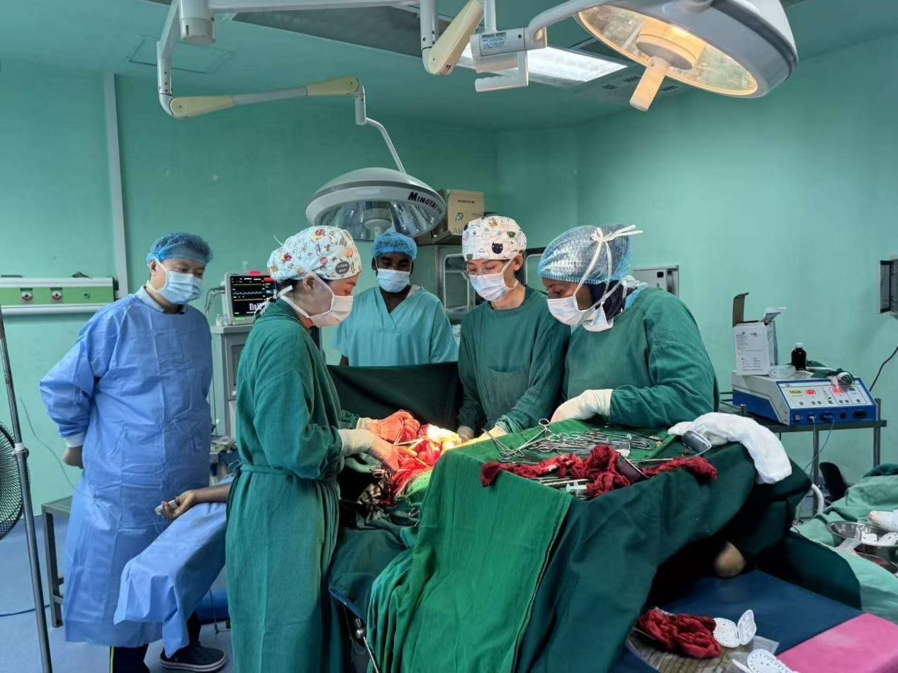 中國醫(yī)療隊專家與當?shù)蒯t(yī)生協(xié)同手術。中國援桑醫(yī)療隊供圖