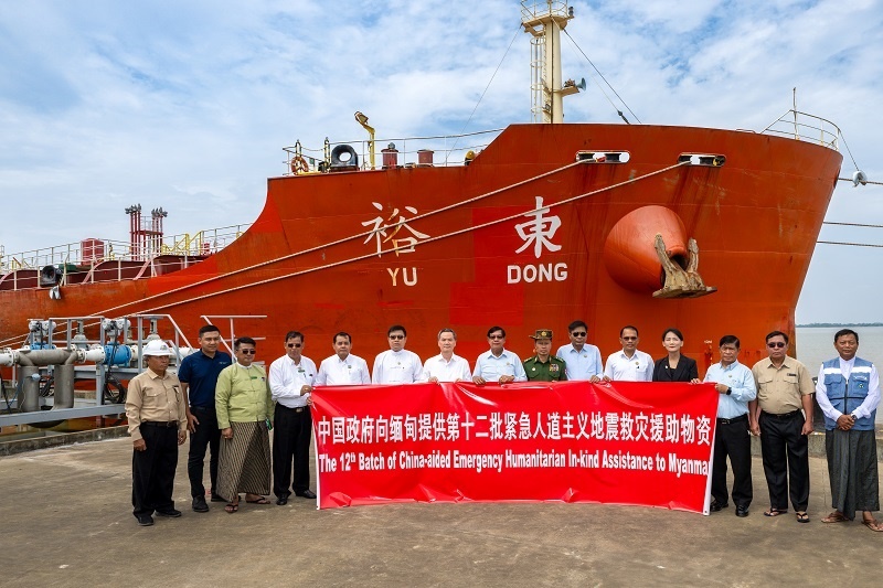 中國駐緬大使館歐陽道冰參贊、仰光省首席部長梭登及緬有關(guān)部門官員出席交接儀式。人民網(wǎng)記者 謝佳君攝