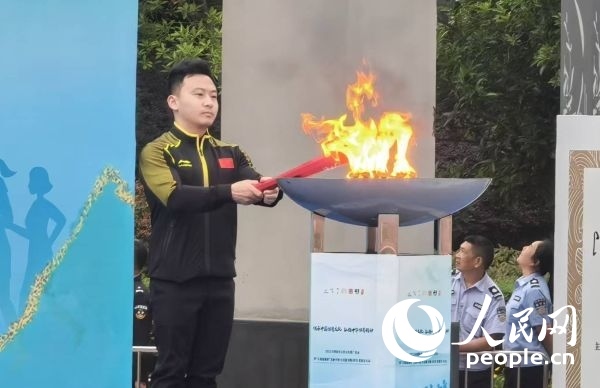 在活動(dòng)開幕式上，馮喆點(diǎn)燃火炬。人民網(wǎng)記者 楊磊攝