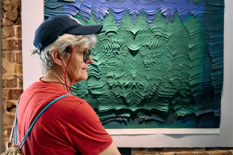 英國嘉賓在倫敦手工周中國館展出作品前駐足。楊浩鵬攝