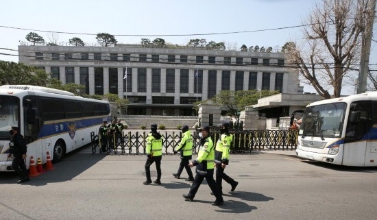 4月3日，在韓國首爾，警察在韓國憲法法院前執(zhí)勤。新華社記者姚琪琳攝