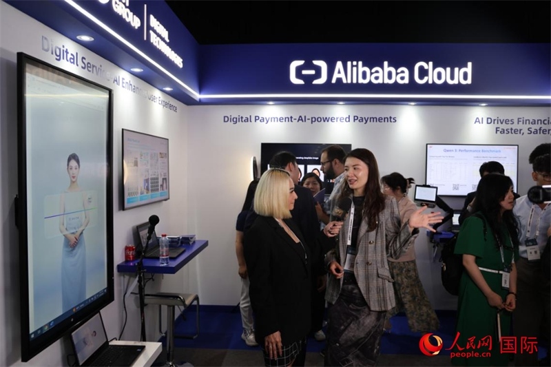 當(dāng)?shù)孛襟w在2025迪拜金融科技峰會的一家中資企業(yè)展廳采訪，張志文攝