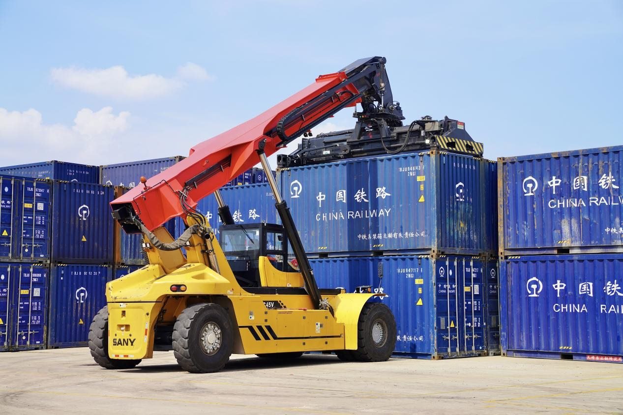 在中老鐵路萬象南鐵路貨運口岸站，起重機正在吊裝集裝箱。劉瑩嘉攝