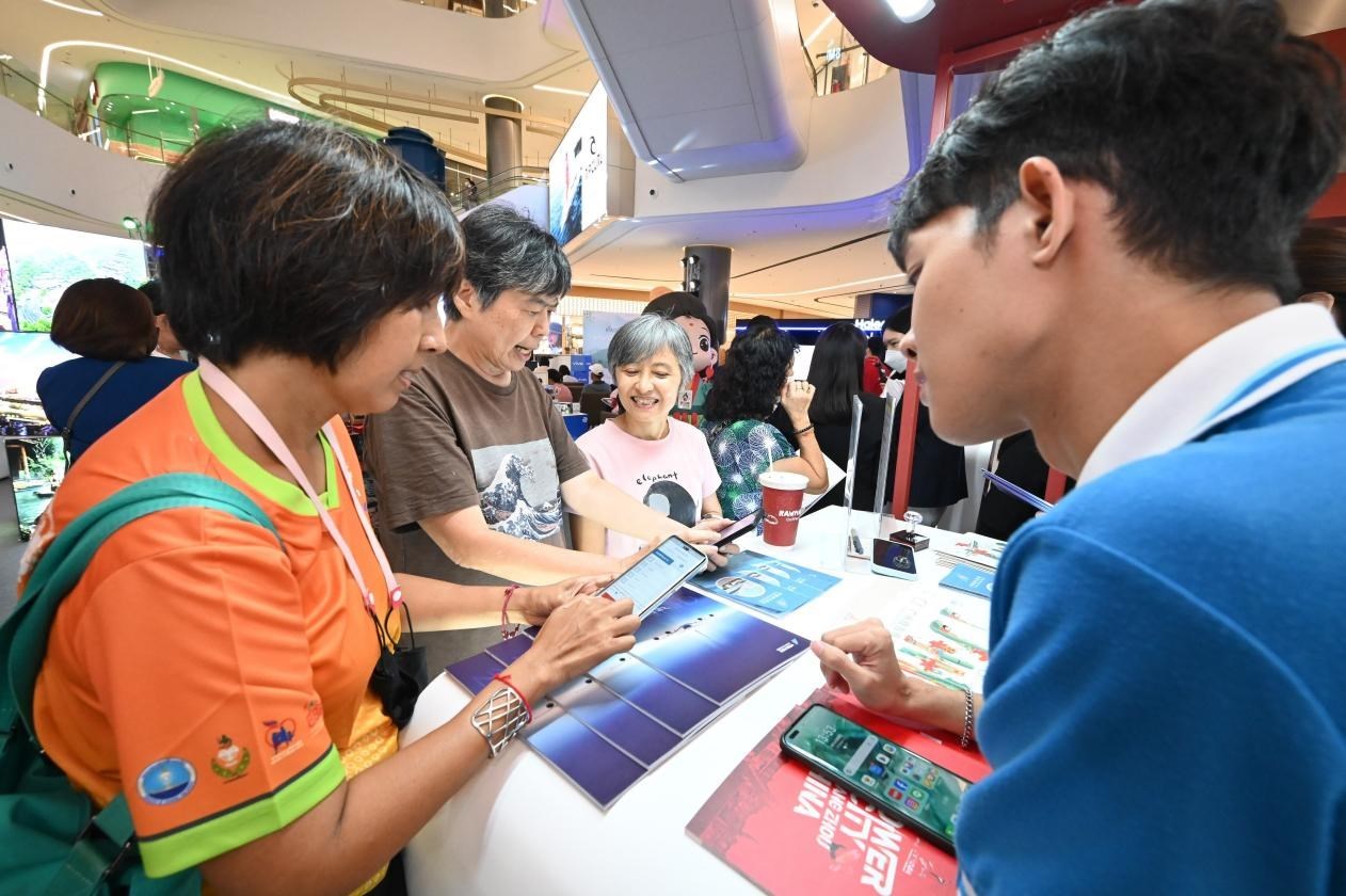 游客在航空公司展臺前了解機(jī)票優(yōu)惠活動(dòng)。主辦方供圖