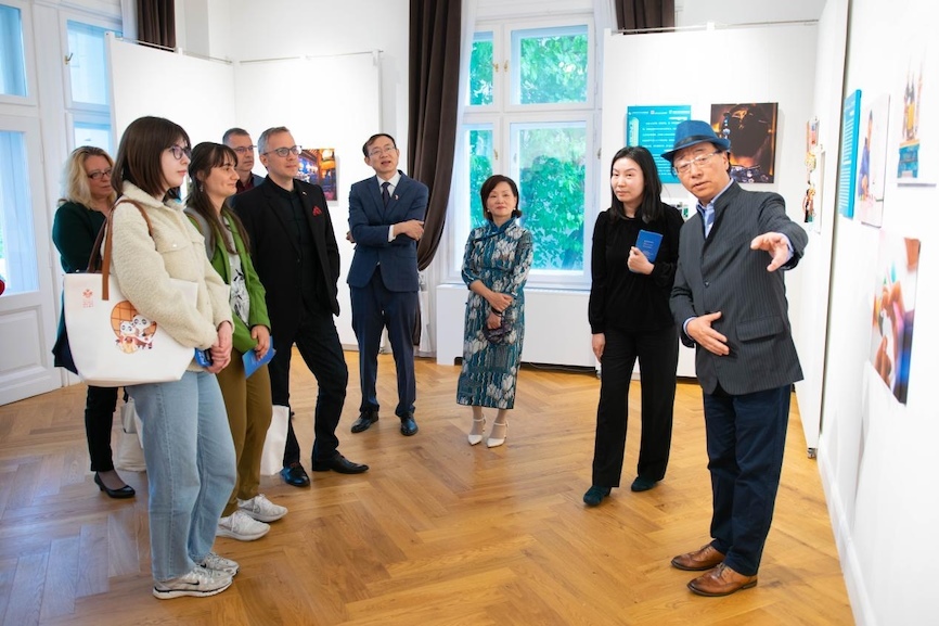 藝術(shù)家李守白現(xiàn)場導覽。圖片由布達佩斯中國文化中心供圖