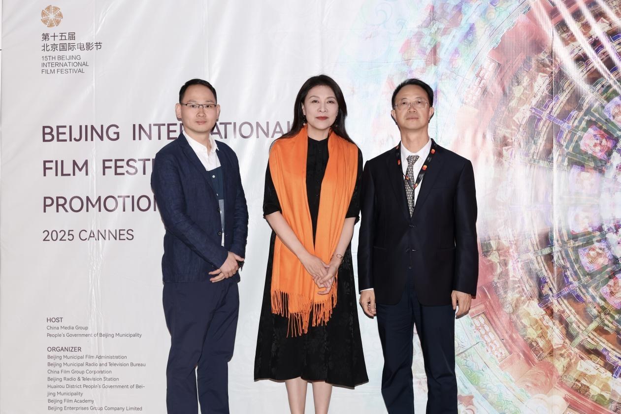 余俊生（右一）與《走走停?！穼?dǎo)演龍飛（左一）、演員岳紅（左二）合影。主辦方供圖