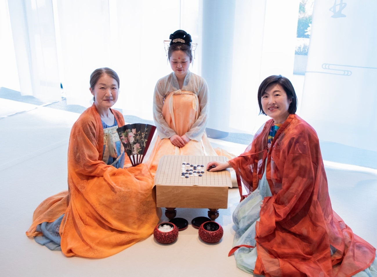 日本客人體驗漢服。中國駐大阪旅游辦事處供圖