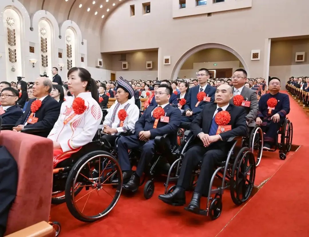 2025年5月16日，第七次全國(guó)自強(qiáng)模范暨助殘先進(jìn)表彰大會(huì)在北京召開。大會(huì)表彰了200名“全國(guó)自強(qiáng)模范”、200個(gè)“全國(guó)殘疾人工作先進(jìn)集體”和60名“全國(guó)殘疾人工作先進(jìn)個(gè)人”。