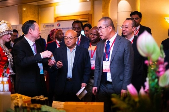 與會嘉賓走訪特色展臺。南非貴州商會供圖