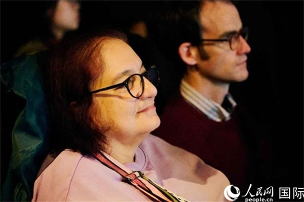 英國(guó)觀眾觀看巡展影片。楊浩鵬攝