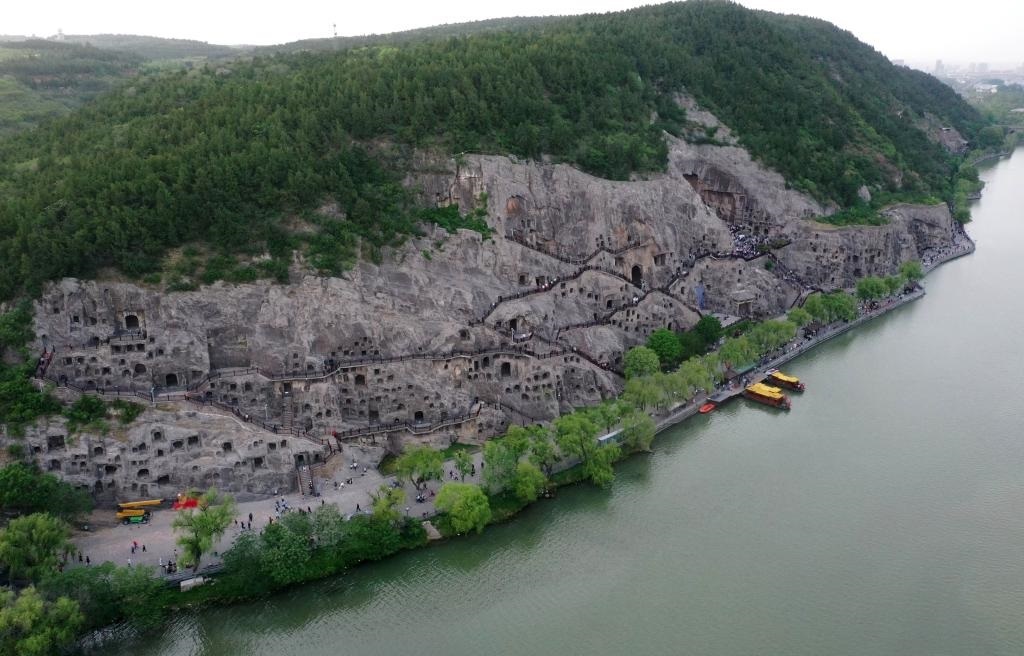 這是近日拍攝的洛陽(yáng)龍門(mén)石窟（無(wú)人機(jī)照片）。新華社記者 李嘉南 攝