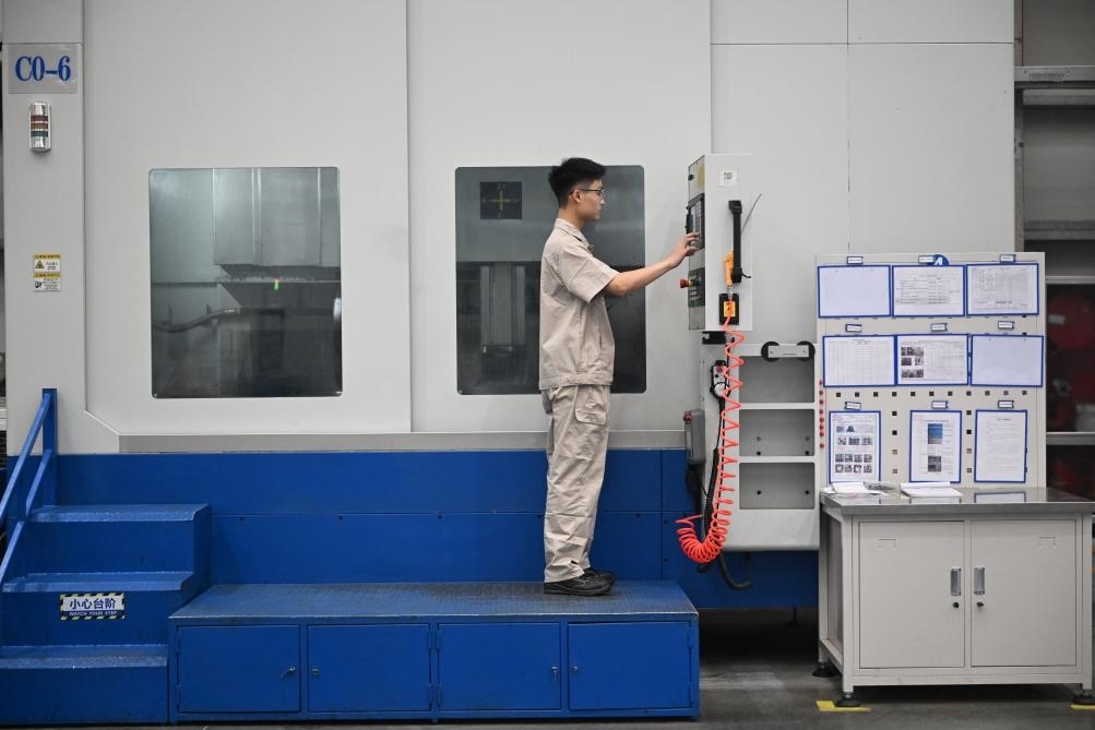 近日，工人在洛陽(yáng)軸承集團(tuán)股份有限公司的智能生產(chǎn)線(xiàn)上作業(yè)。新華社記者 李嘉南 攝