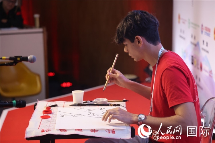 2025年“漢語橋”巴西賽區(qū)決賽的“才藝展示”環(huán)節(jié)，一名參賽者正在繪畫。人民網(wǎng)記者 時元皓攝