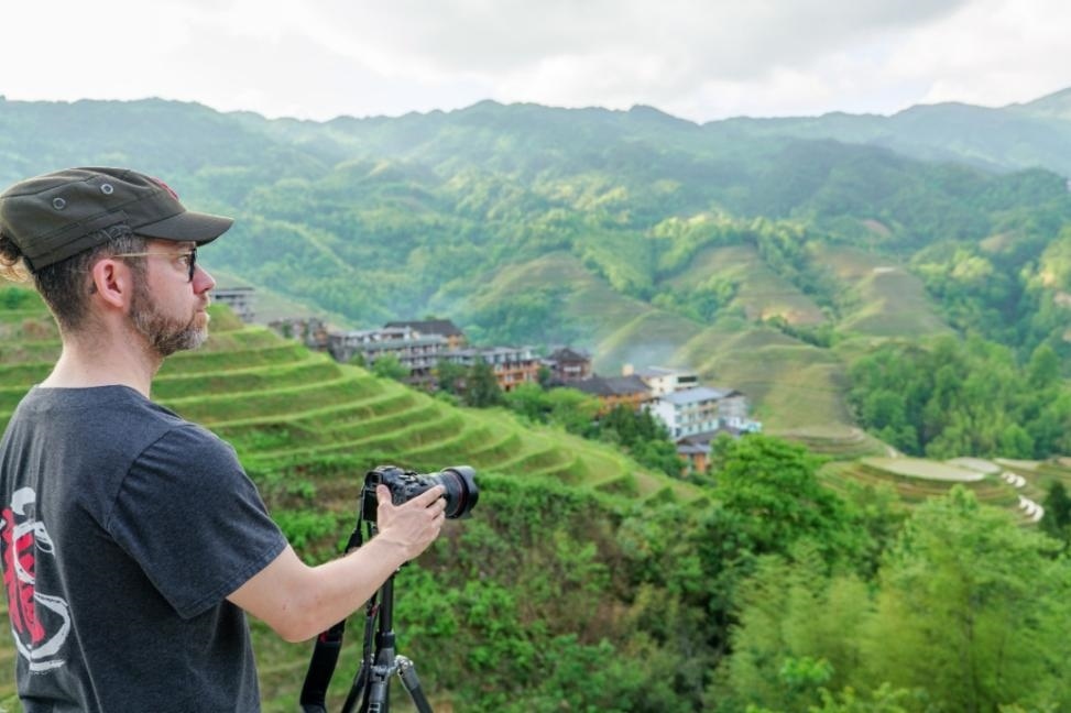 2025年年5月9日，廣西桂林，外國游客游覽龍脊梯田，在美景前駐足拍照。（圖片來源：視覺中國）