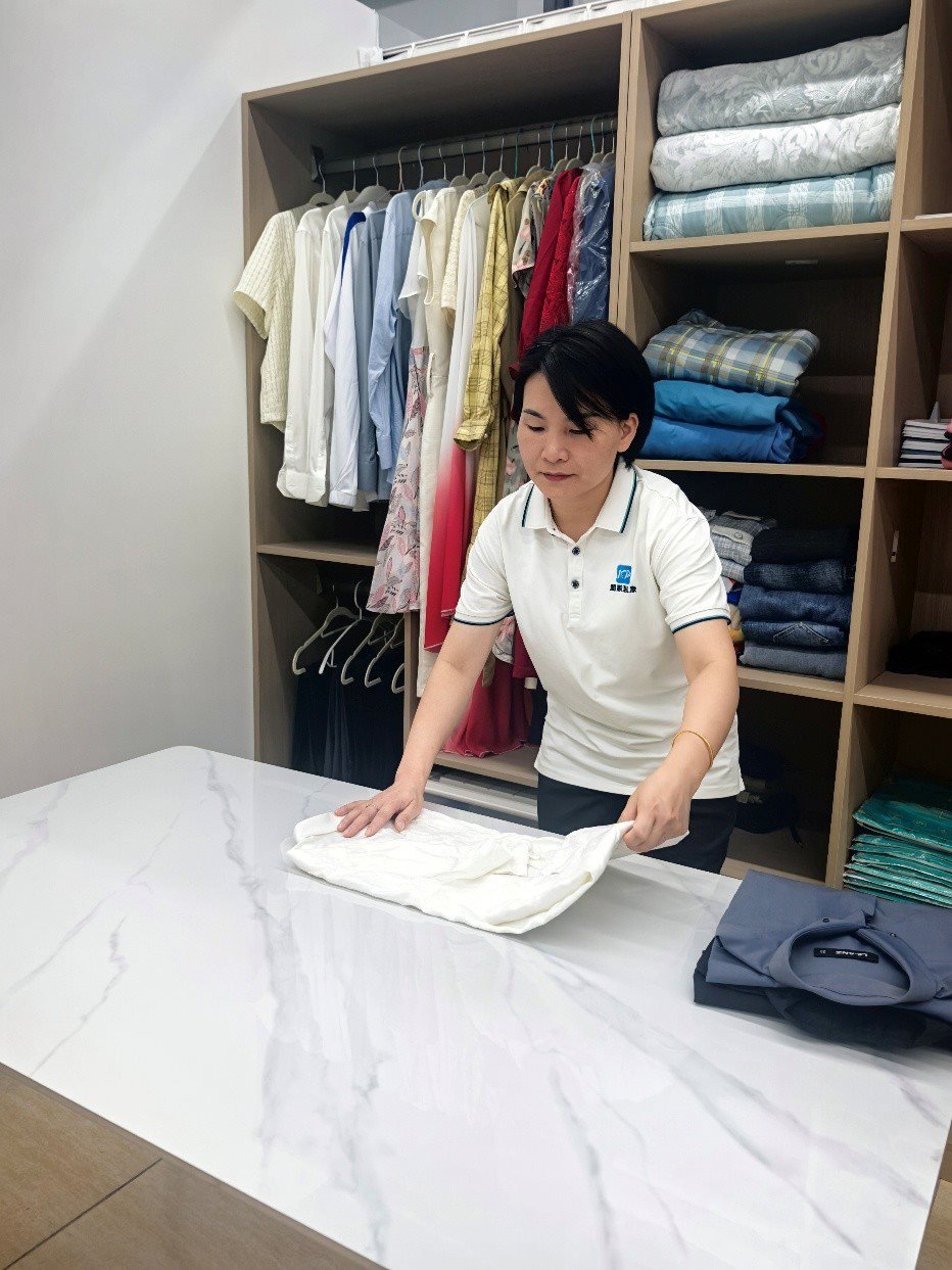劉水金正在客戶家中做衣柜整理收納工作。受訪者供圖