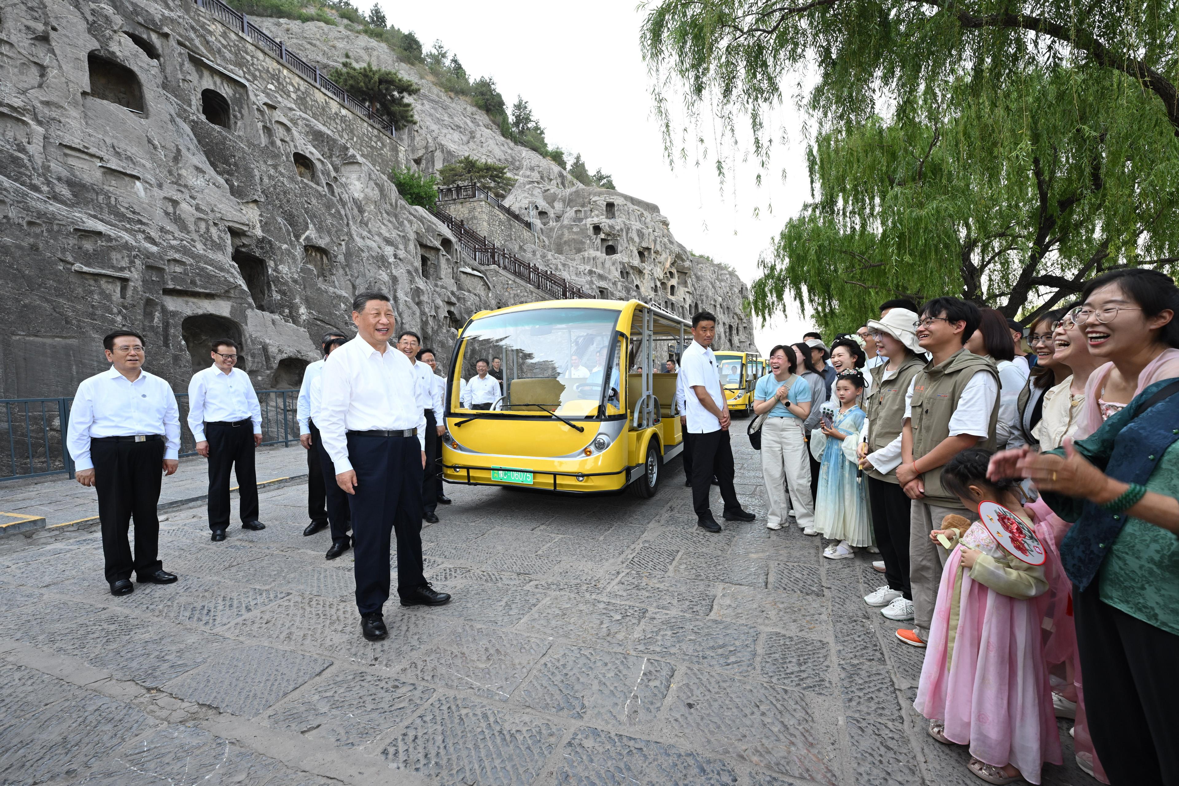 2025年5月19日，習(xí)近平總書記在洛陽(yáng)龍門石窟考察時(shí)，同游客親切交流。