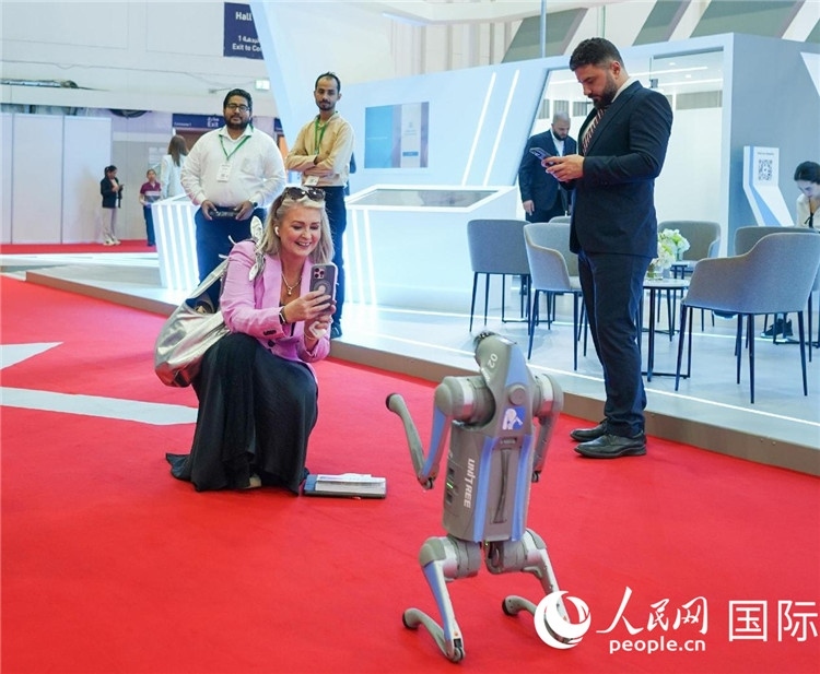 與會(huì)嘉賓被中企機(jī)器人吸引。人民網(wǎng) 塔里克·易卜拉欣攝