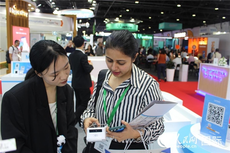 中外嘉賓交流。人民網(wǎng) 杰勒德·阿勒費(fèi)爾攝