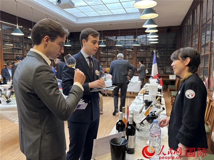 法國嘉賓與參展云南企業(yè)代表交流。人民網(wǎng)記者 于超凡攝