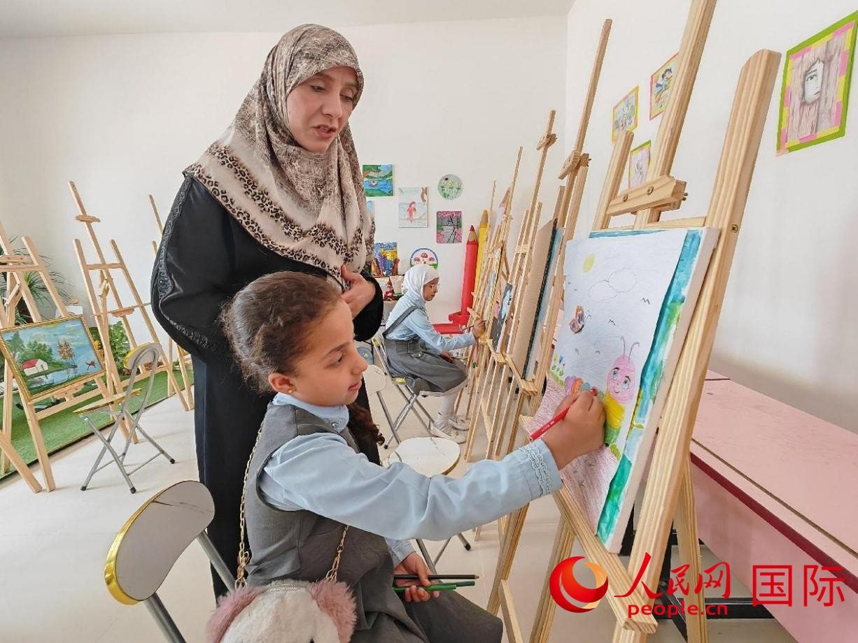 阿爾穆塔?阿里卡特國(guó)際學(xué)校的學(xué)生在美術(shù)室上課。人民網(wǎng)記者 管克江攝