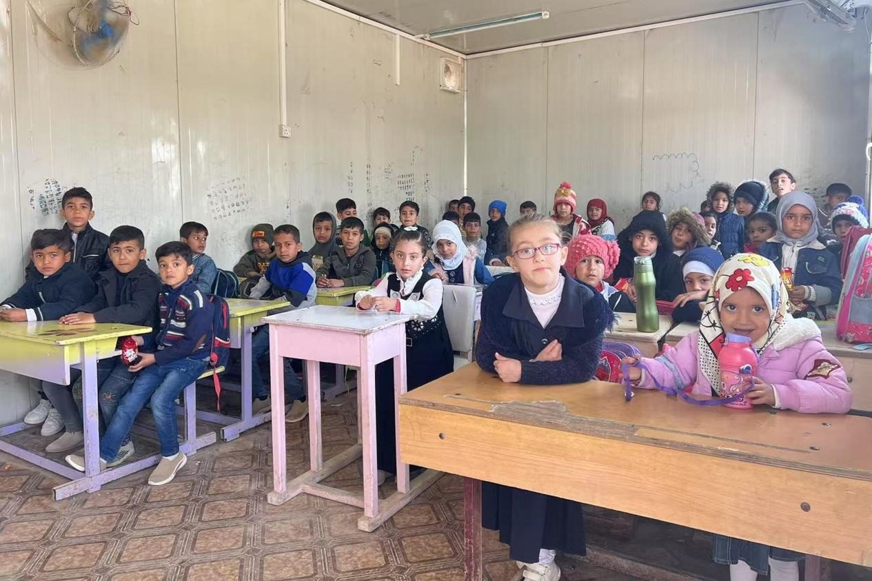伊拉克卡爾巴拉省學(xué)生在簡(jiǎn)易板房?jī)?nèi)上課。中國(guó)電建供圖