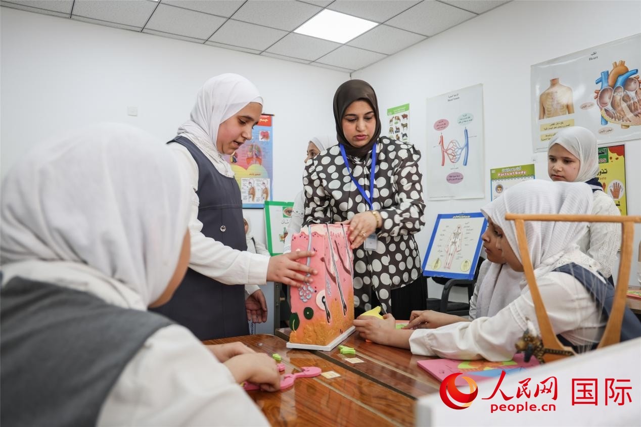 圖為阿爾·圖拉女子學校學生在上生物課。人民網(wǎng)記者 薛丹攝